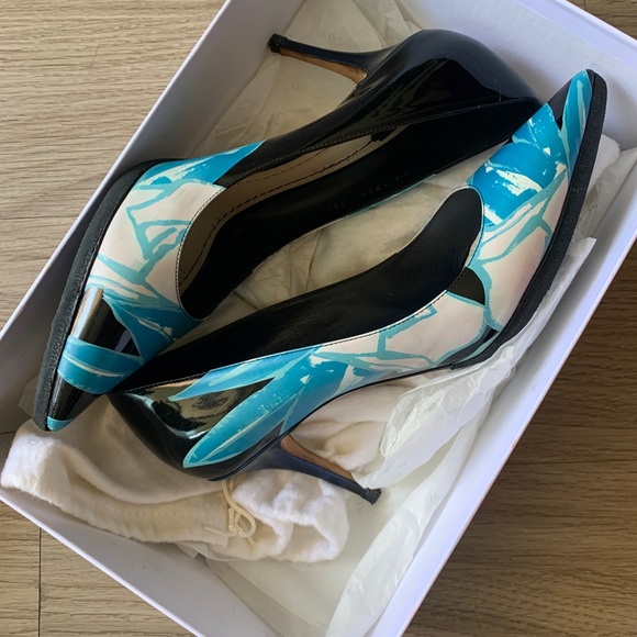 Re-soled Christian Dior Pumps in black with hand painted flowers - Picture 3 of 9